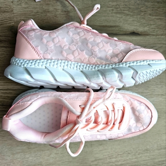 NEW Peach Walking Shoes w decorative mesh size 9 - Picture 1 of 10